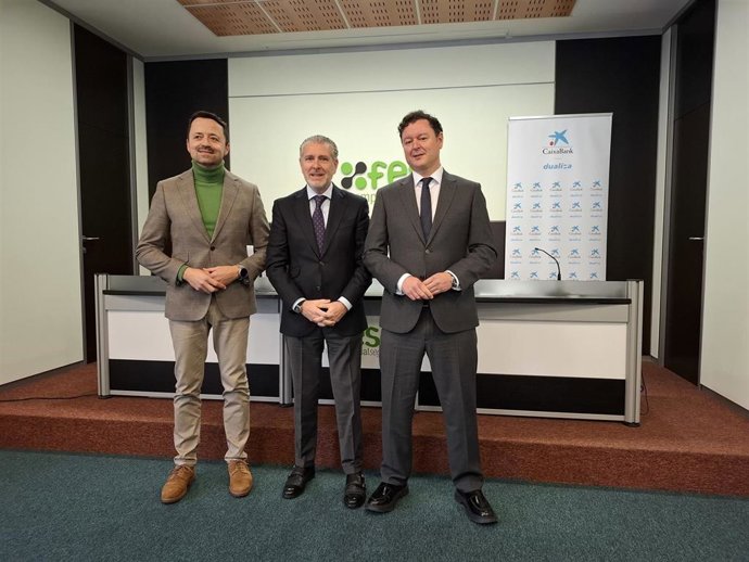 El director territorial de Caixabank, Gerardo Cuatrero (dcha), el presidente de FES, Andrés Ortega, y el director provincial de Educación, Diego del Pozo