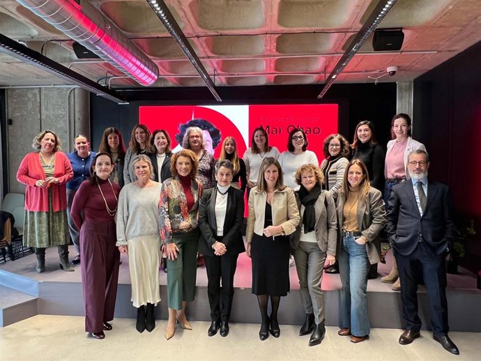 La Asociación de Empresarias, Directivas y Profesionales de Valencia (EVAP) le ha pedido a la presidenta de la Autoridad Portuaria de Valencia (APV), Mar Chao, que impulse la presencia de las mujeres en las carreras profesionales ddel mundo logístico.