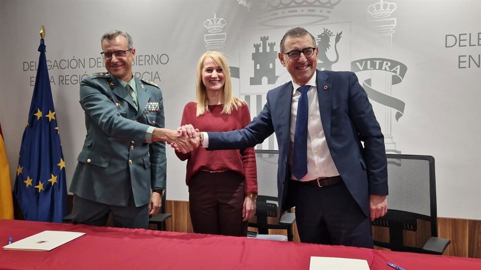 De izquierda a derecha: el coronel jefe de la Guardia Civil en la Región, Francisco Pulido; la delegada del Gobierno en la Región, Mariola Guevara, y el rector de la Universidad de Murcia (UMU) , José Luján