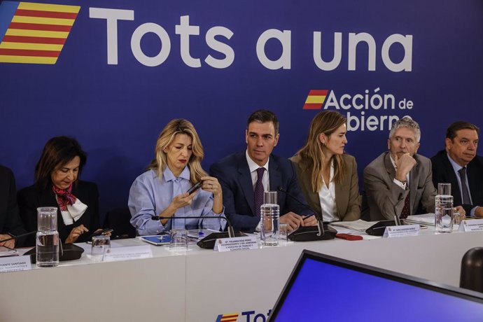 (I-D) La ministra de Defensa, Margarita Robles; la vicepresidenta segunda y ministra de Trabajo, Yolanda Díaz; el presidente del Gobierno, Pedro Sánchez; la vicepresidenta tercera y ministra para la Transición Ecológica, Sara Aagesen; el ministro de Inter