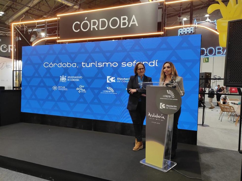 La delegada de Turismo de la Diputación de Córdoba, Narci Ruiz (dcha.), y la primera teniente de alcalde del Ayuntamiento de Córdoba, Blanca Torrent, durante la presentación de 'Córdoba, turismo sefardí' en Fitur.