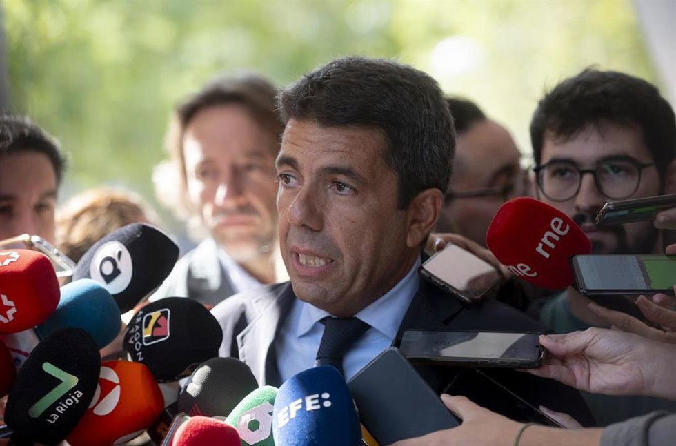 Archivo - El presidente de la Comunitat Valenciana, Carlos Mazón, ofrece declaraciones a los medios