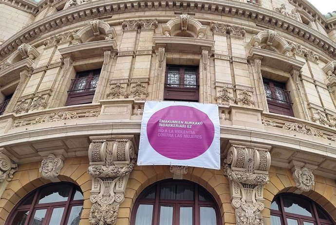 Cartel de rechazo a la violencia contra las mujeres en la fachada del teatro Arriaga, en Bilbao
