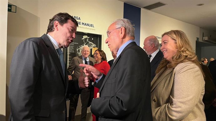 Mañueco y la alcaldesa de Burgos durante la inauguración de la muestra sobre el legado de los hermanos Machado.