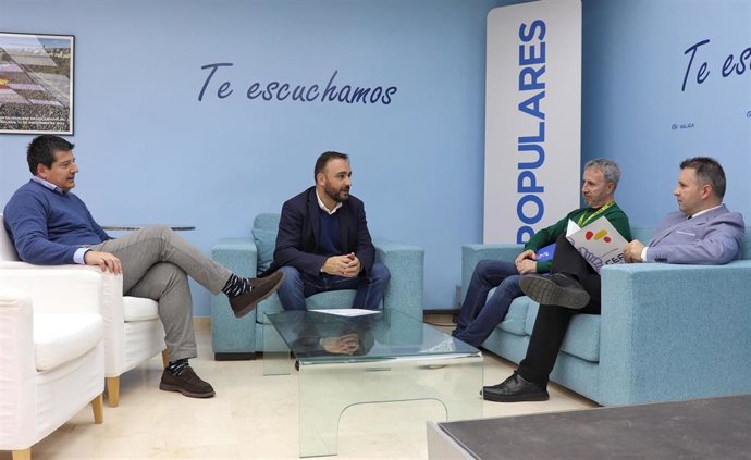 El diputado nacional por el PP de Málaga Mario Cortés en reunión con representantes de la Confederación Española de Policía (CEP).