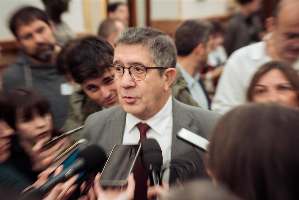 El portavoz del PSOE en el Congreso, Patxi López, en los pasillos del Congreso