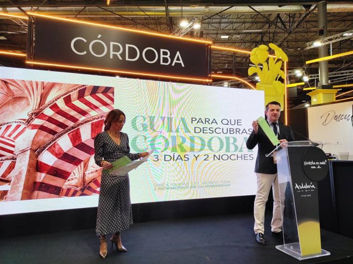 José María Bellido y Marián Aguilar presentan en Fitur el paquete turístico para conocer la ciudad en tres días y dos noches, con el mensaje 'Quédate en Córdoba'.