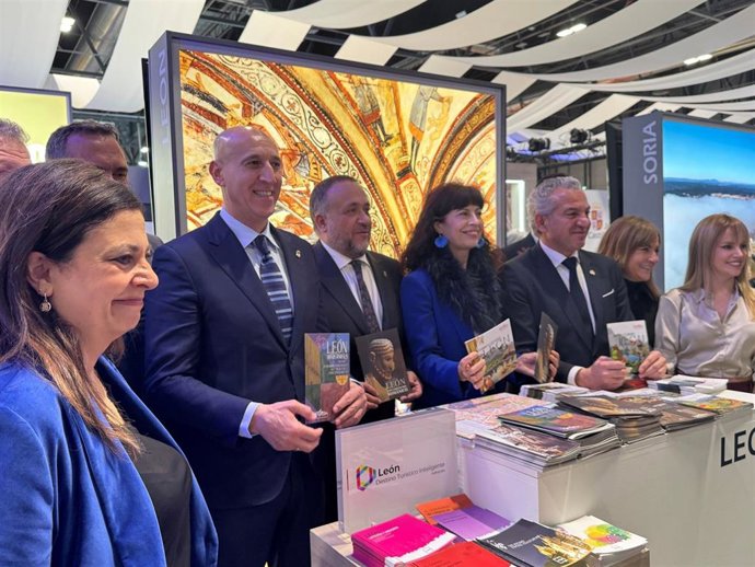 Representantes del Consorcio Provincial de Turismo de León durante su presentación este jueves en Fitur"