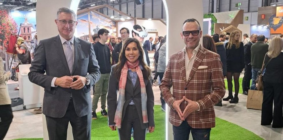 El consejero de Medio Ambiente y Turismo, Manuel Blasco, y el director general de Cultura, Pedro Olloqui, en el stand de Aragón, donde han presentado la muestra ''Goya. Del Museo al Palacio'.