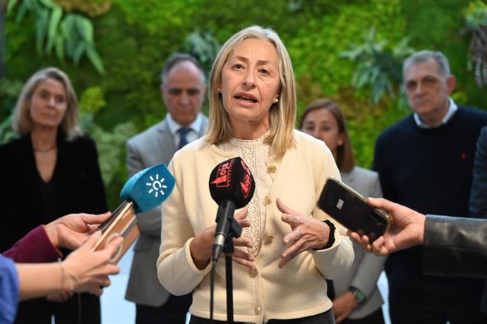 La consejera de Salud y Consumo de la Junta de Andalucía, Rocío Hernández, atiende a los periodistas en Loja