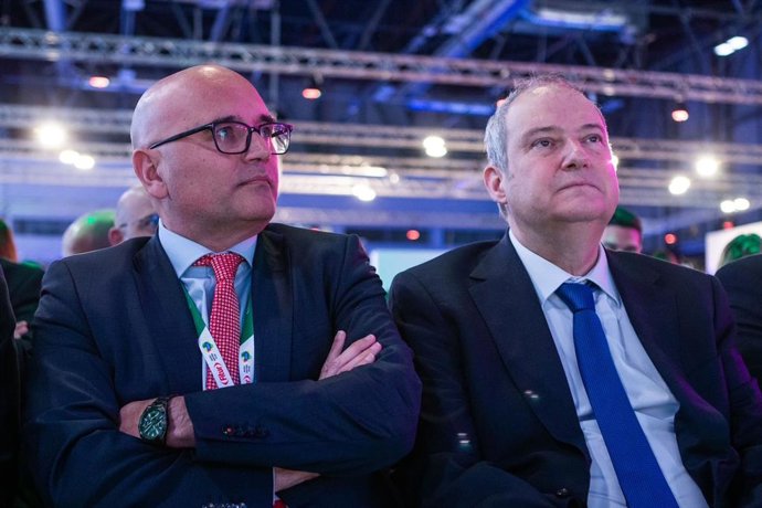 El director general de Veolia España, Manuel Cermerón, y el ministro de Industria y Turismo, Jordi Hereu, en Fitur 2025.