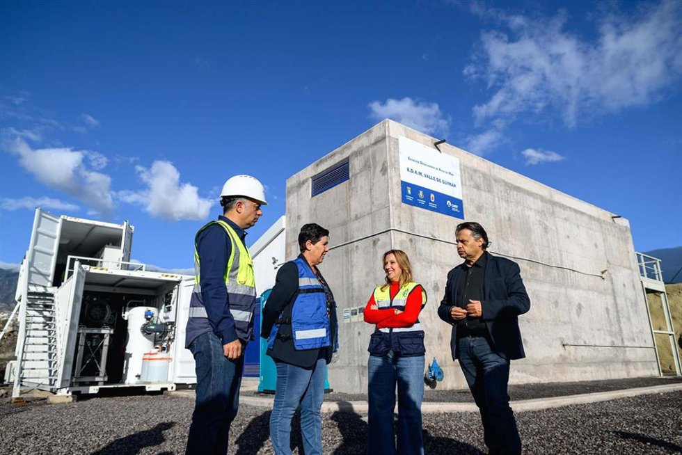 La consejera de Medio Natural del Cabildo de Tenerife, Blanca Pérez, la presidenta del Cabildo, Rosa Dávila, y el alcalde de Güímar, Gustavo Pérez, en una visita a la nueva desaladora