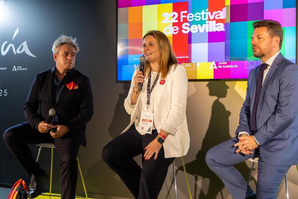 La delegada de Turismo, Angie Moreno, presentado el Festival de Cine Europeo 2025 en el stand de Fitur junto a Manuel Cristóbal, director del certamen, y José Vélez, secretario general de Cultura y Deporte de la Junta.