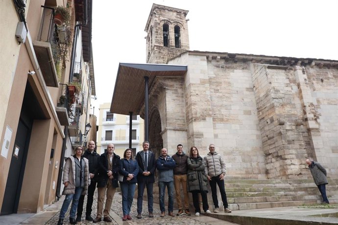 El director general de Cultura, Iñaki Apezteguía, con el resto de personas participantes en la visita.