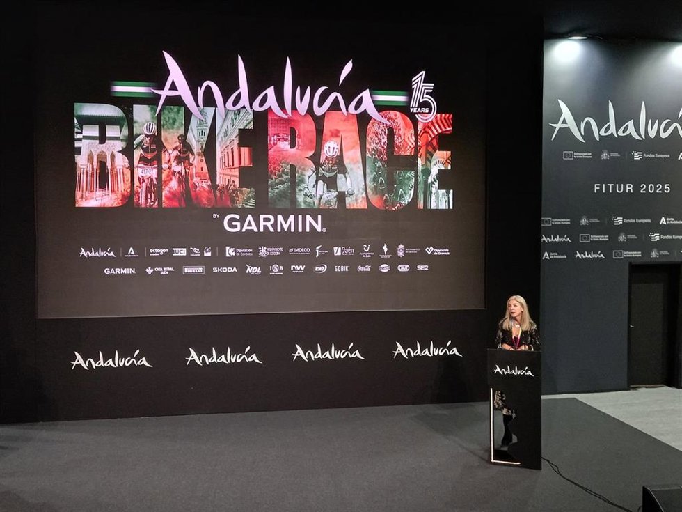 La consejera de Cultura y Deporte ha presentado en FITUR la prueba de mountain bike que discurre por Granada, Jaén y Córdoba en su decimoquinta edición.