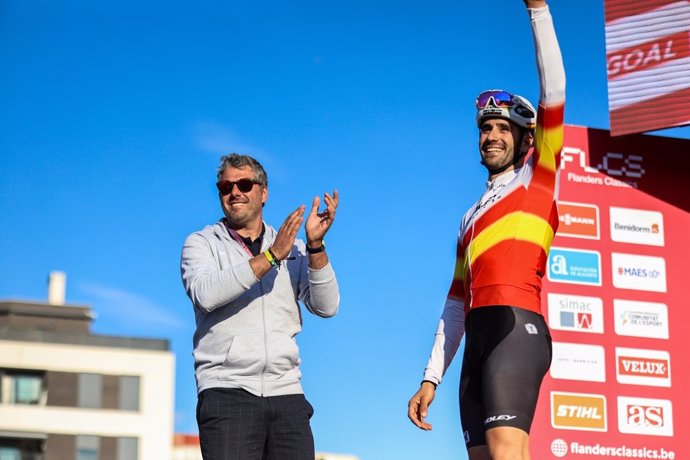 El máximo responsable de la Copa del Mundo de ciclocross UCI-Benidorm Costa Blanca 2025, Pascual Momparler, saludando junto a Felipe Orts en el podio final.