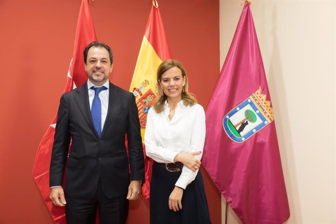 La concejala delegada de Turismo, Almudena Maíllo, y el presidente del ente de turismo de la capital argentina, Valentín Díaz, en la firma del acuerdo de promoción turística entre Madrid y Buenos Aires
