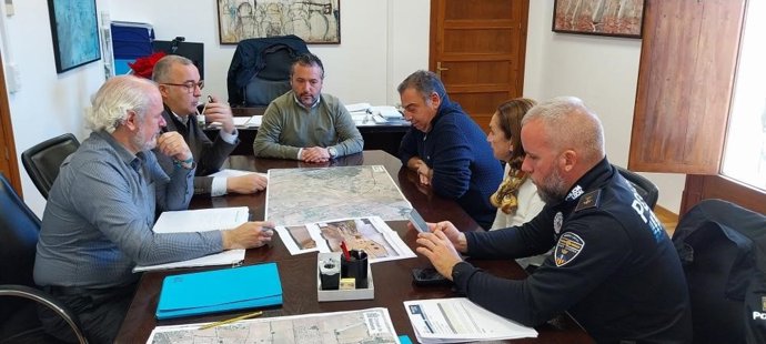 El conseller insular de Territorio, Movilidad e Infraestructuras, Fernando Rubio, en la reunión con el alcalde de Santa Eugènia, Pep Lluís Urraca.