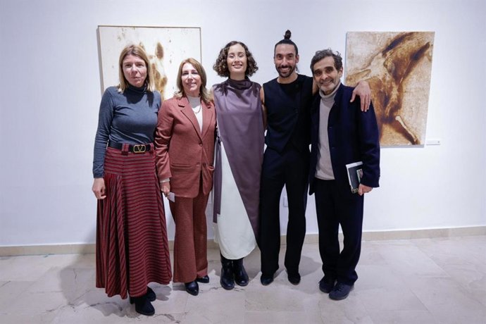 La delegada territorial de Economía, Inma Olivero, la delegada de la Fundación Cajasol en Cádiz, Mar Díez, la artista Tiziana Domínguez, el diseñador Adolfo Domínguez, y el bailaor Eduardo Guerrero en la presentación de 'Ánima'