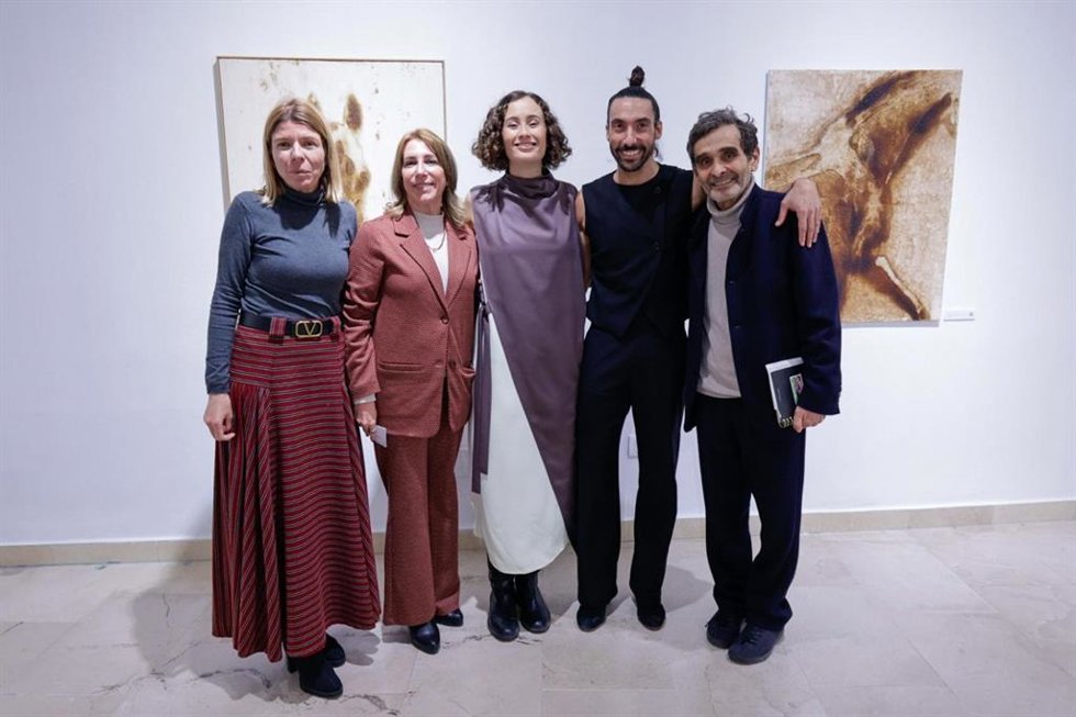 La delegada territorial de Economía, Inma Olivero, la delegada de la Fundación Cajasol en Cádiz, Mar Díez, la artista Tiziana Domínguez, el diseñador Adolfo Domínguez, y el bailaor Eduardo Guerrero en la presentación de 'Ánima'
