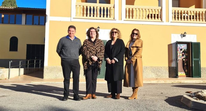La consellera de Familias y Asuntos Sociales, Catalina Cirer, visita el recurso Portal Abierto de la Fundación Nazaret