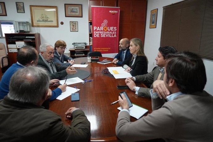 Los ediles de Vox reunidos con representantes de la APES
