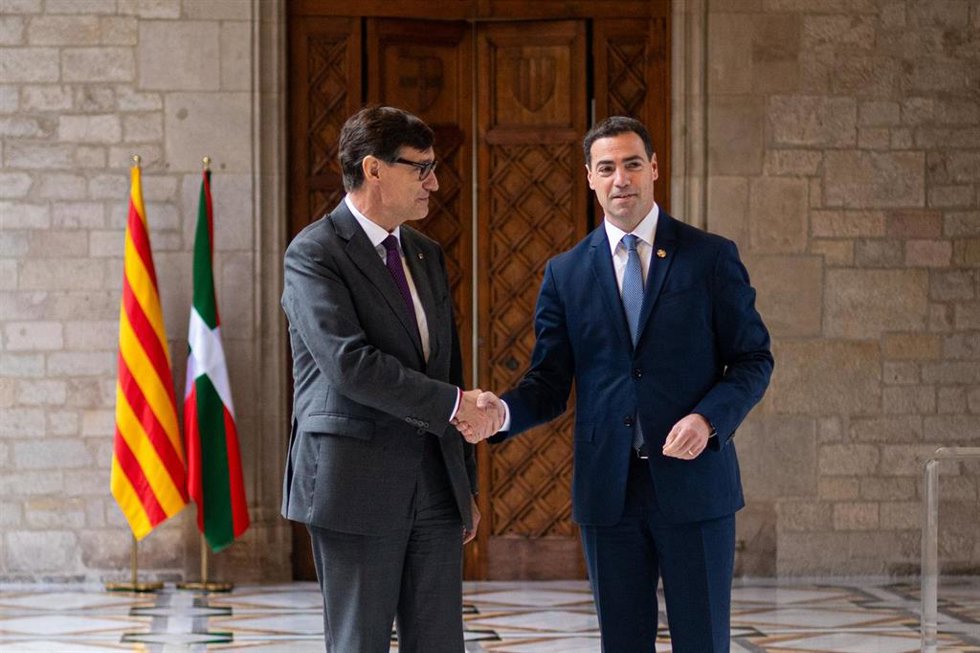 El presidente de la Generalitat, Salvador Illa (i), saluda al lehendakari, Imanol Pradales (d), en el Palau de la Generalitat, a 23 de enero de 2025, en Barcelona, Catalunya (España). El lehendakari mantendrá varios encuentros institucionales en su visi