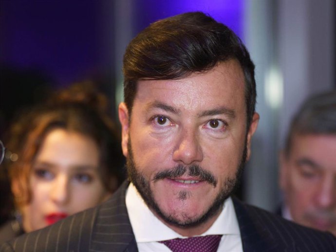 Archivo - FILED - 27 October 2021, Hesse, Frankfurt/Main: René Benko, founder of the Austrian Signa Group, stands in the audience at an opening of a Galeria department store. Benko has filed for insolvency, a spokeswoman for the Innsbruck regional court c