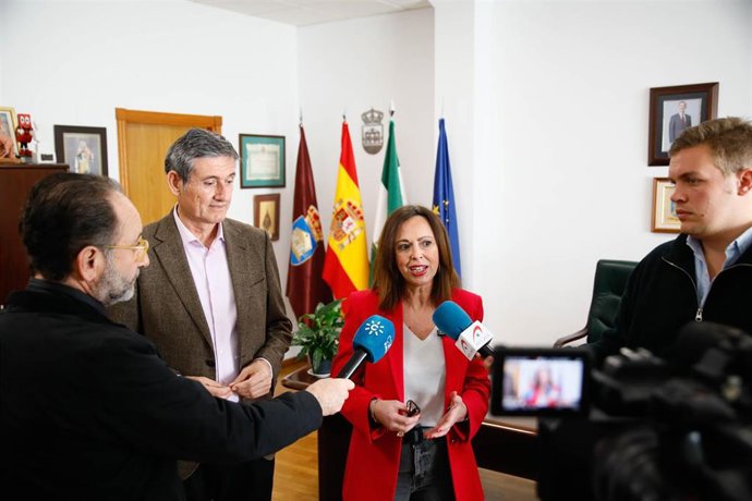 La consejera de Fomento, Articulación del Territorio y Vivienda, Rocío Díaz (d) junto al alcalde de Adra, Manuel Cortés (i), atiende a los medios de comunicación. 
