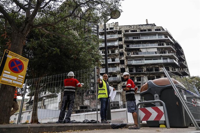 Archivo - Operarios durante el inicio de los trabajos de desescombro del edificio incendiado en Campanar