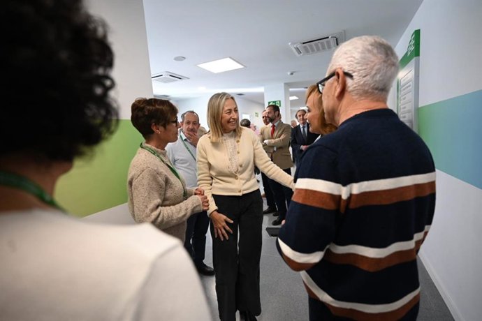 La consejera de Salud y Consumo, Rocío Hernández, ha visitado las nuevas instalaciones de la Unidad de Salud Mental Comunitaria en Loja