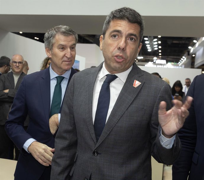 El president del Partit Popular, Alberto Núñez Feijóo (e), i el president de la Generalitat valenciana, Carlos Mazón (d), en l'estand de la Comunitat Valenciana, durant la seua visita a la Fira Internacional de Turisme (FITUR)