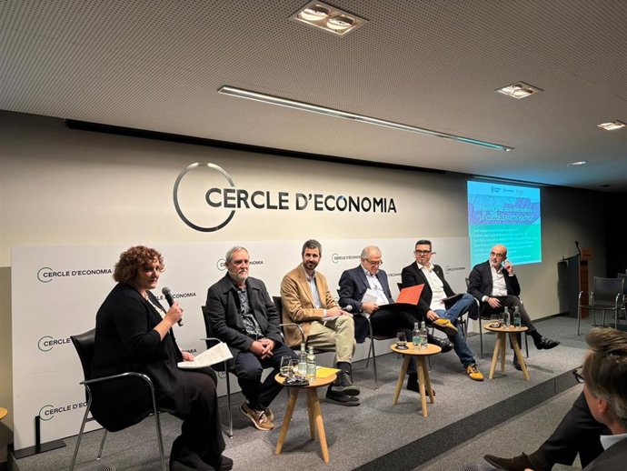El concejal de ERC, Jordi Coronas, el concejal de BComú, Guille López, el teniente de alcalde, Jordi Valls, el alcalde de Sant Climent de Llobregat, Isidre Sierra y el presidente del PP, Daniel Sirera, en la jornada 'L'hora de la Barcelona Metropolitana'