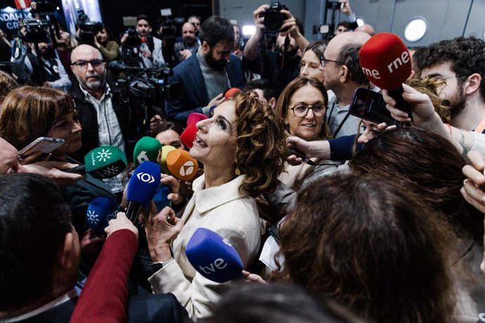 La vicepresidenta primera y ministra de Hacienda, María Jesús Montero, atiende a los medios en su visita al pabellón de Andalucía en Fitur.