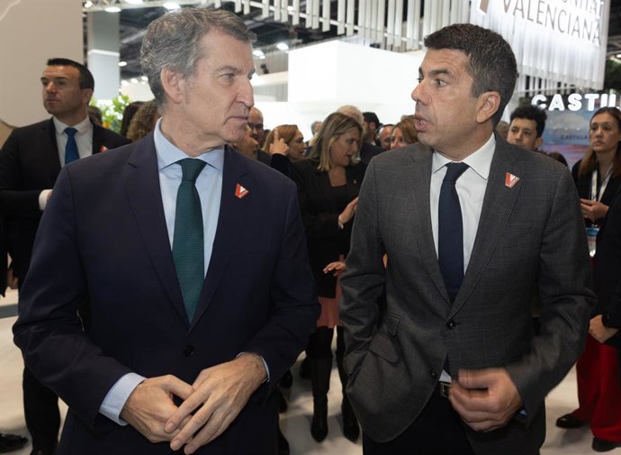 El president del Partit Popular, Alberto Núñez Feijóo (e) i el president de la Generalitat valenciana, Carlos Mazón (d), conversen en l'estand de la Comunitat Valenciana, durant la seua visita a la Fira Internacional de Turisme (FITUR)