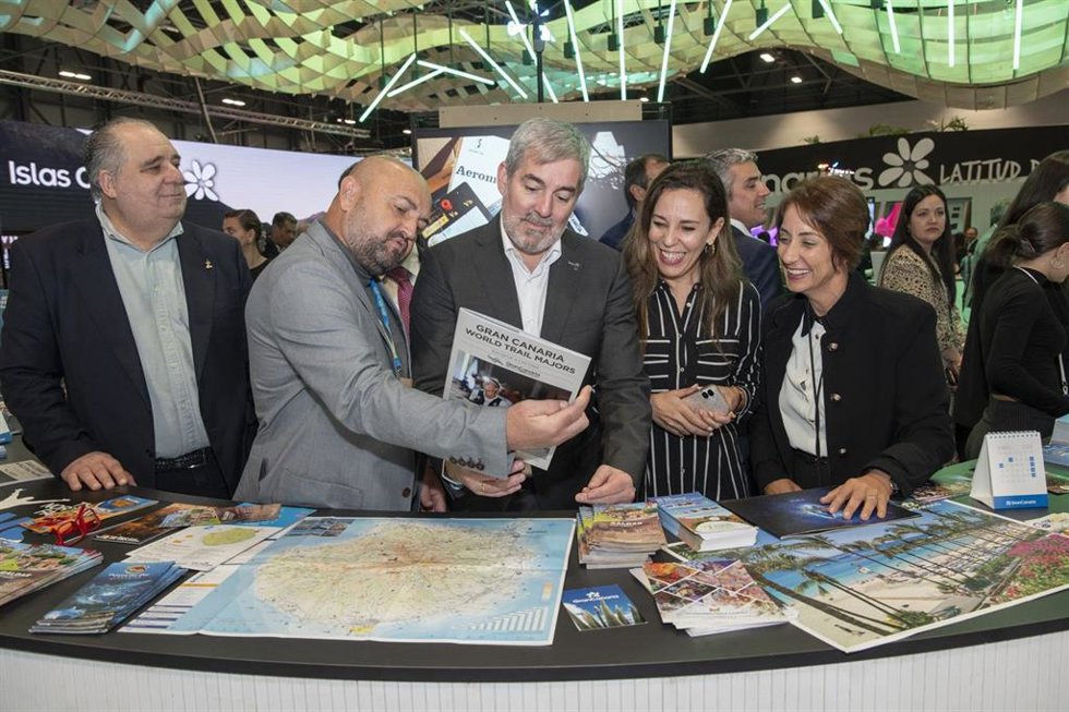 El presidente de Canarias, Fernando Clavijo, y la consejera de Turismo y Empleo, Jéssica de León, en la segunda jornada de Fitur