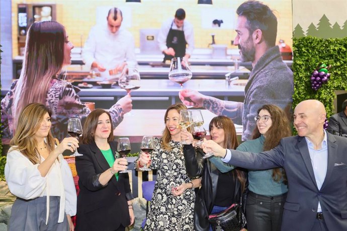 La alcaldesa de Zaragoza, Natalia Chueca, muestra en Fitur el proyecto turístico "más ambicioso" de la ciudad como Capital Mundial de la Garnacha