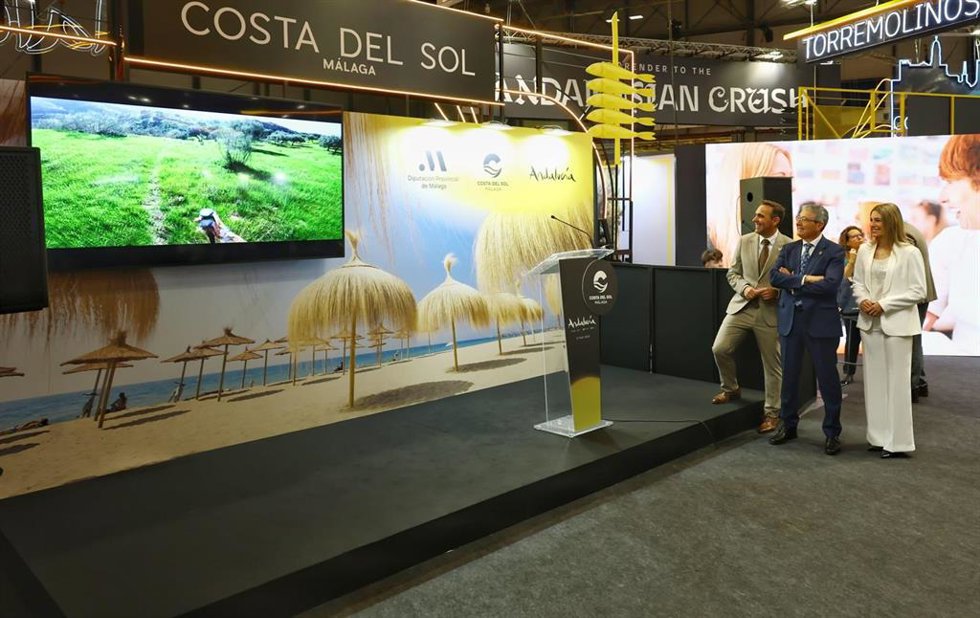 El alcalde de Rincón de la Victoria (Málaga), Francisco Salado, anuncia en Fitur la reapertura del Museo de Artes Populares de Benagalbón.