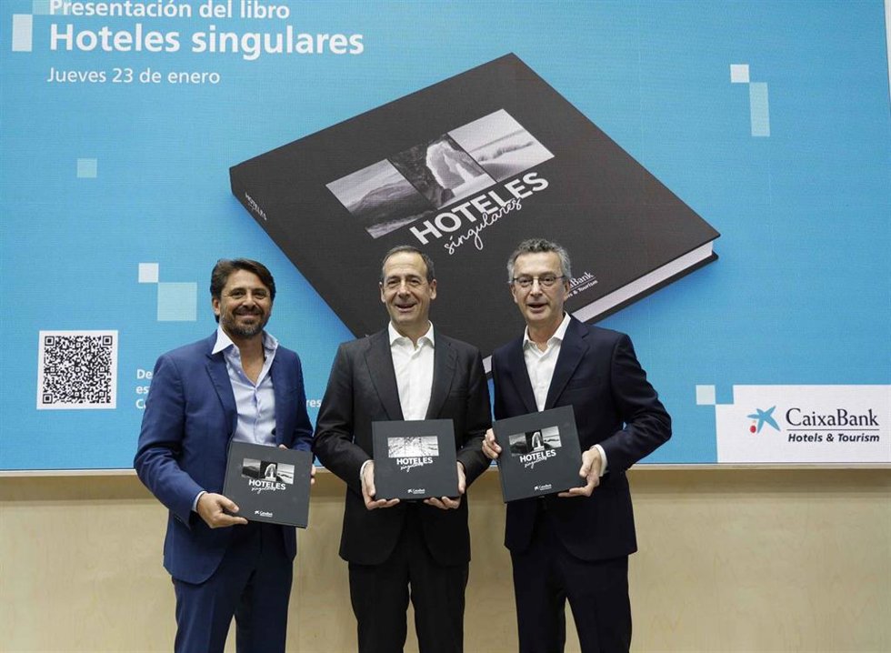 Jorge Marichal, presidente de CEHAT; Gonzalo Gortázar, ceo de CaixaBank, y David Rico, director de Hotels&Turism