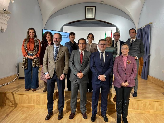 Nieto y Carrasco (centro), en la reunión con el Consejo Andaluz de Procuradores.