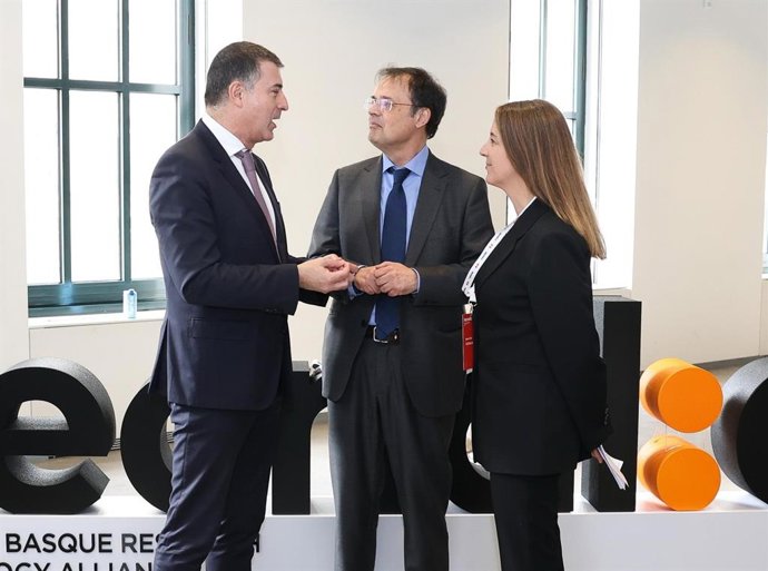 Alberto Martínez, consejero de Salud del Gobierno Vasco, Jesús Valero, director general de Tecnalia, y Nerea Briz, directora de Salud de Tecnalia, en una jornada en Madrid.