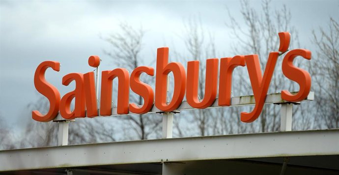 Archivo - FILED - 18 March 2014, United Kingdom, London: A Sainsbury's supermarket is pictured in Londone. Sainsbury's is expected to reveal further sales growth for the past three months, but could see some impact from poor spring weather and continued c