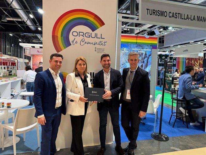 La vicepresidenta primera y consellera de Servicios Sociales, Igualdad y Vivienda, Susana Camarero, visita el espacio 'Orgull de Comunitat', que representa a la Comunitat Valenciana en el pabellón LGBT+ de Fitur.