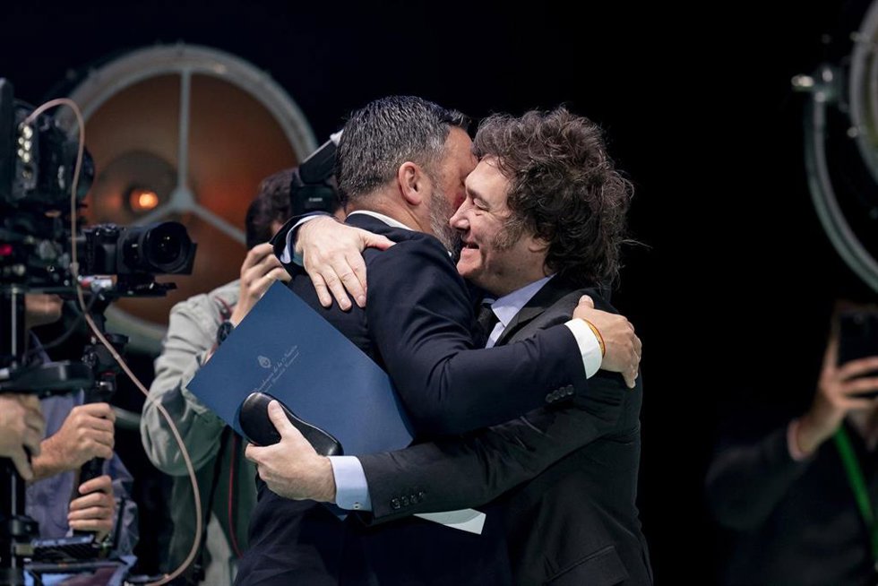 Archivo - El líder de VOX, Santiago Abascal (i), y el presidente de Argentina, Javier Milei (d), durante el acto Viva 24 de VOX, en el Palacio de Vistalegre.