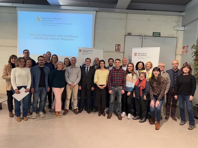 Acto de entrega de los certificados Aenor a una quincena de centros educativos de Baleares.