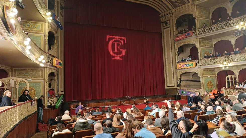 Archivo - El público del Teatro Falla de Cádiz durante una sesión del COAC.