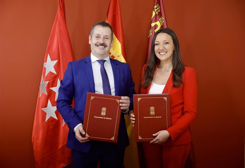 El consejero de Cultura, Turismo y Deportes, Mariano De Paco Serrano, junto a su homóloga murciana, Carmen Conesa