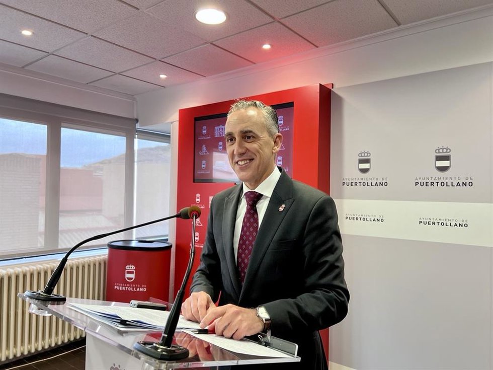 Archivo - El alcalde de Puertollano, Miguel Ángel Ruiz, en rueda de prensa.
