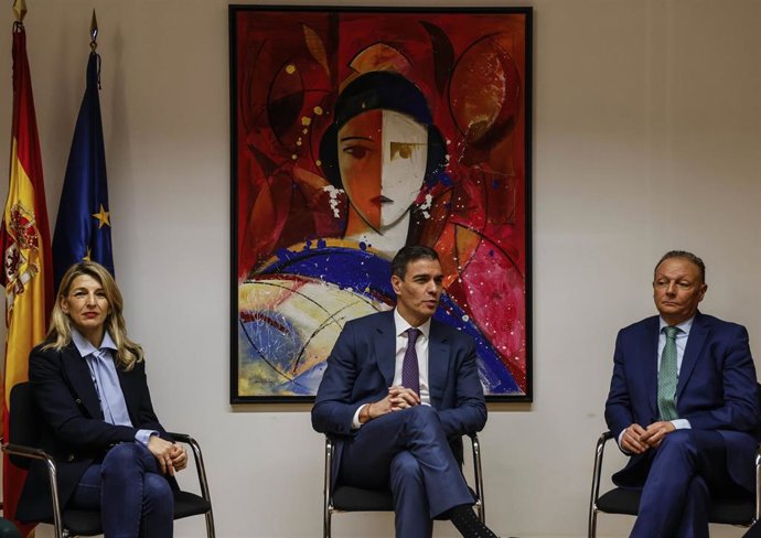 (I-D) La vicepresidenta segunda y ministra de Trabajo, Yolanda Díaz; el presidente del Gobierno, Pedro Sánchez y el presidente de la CEV, Salvador Navarro, durante una reunión con agentes sociales