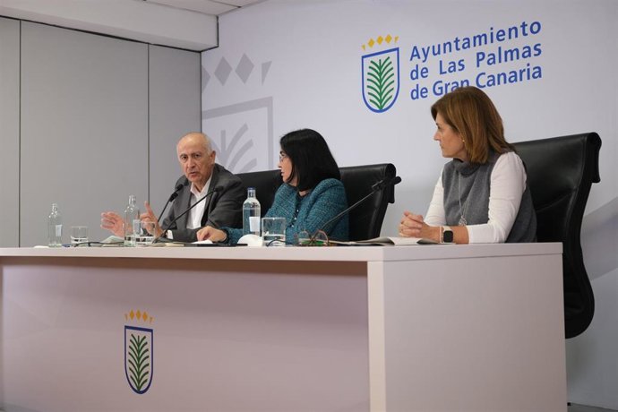 Rueda de prensa de la alcaldesa de Las Palmas de Gran Canaria, Carolina Darias, junto al concejal de Presidencia, Hacienda y Modernización, Francisco Hernández Spínola, y la titular del Órgano de Gestión Tributaria, Guadalupe Betancor